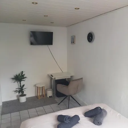 Mit Eigenem Bad Und Eigenem Eingang *